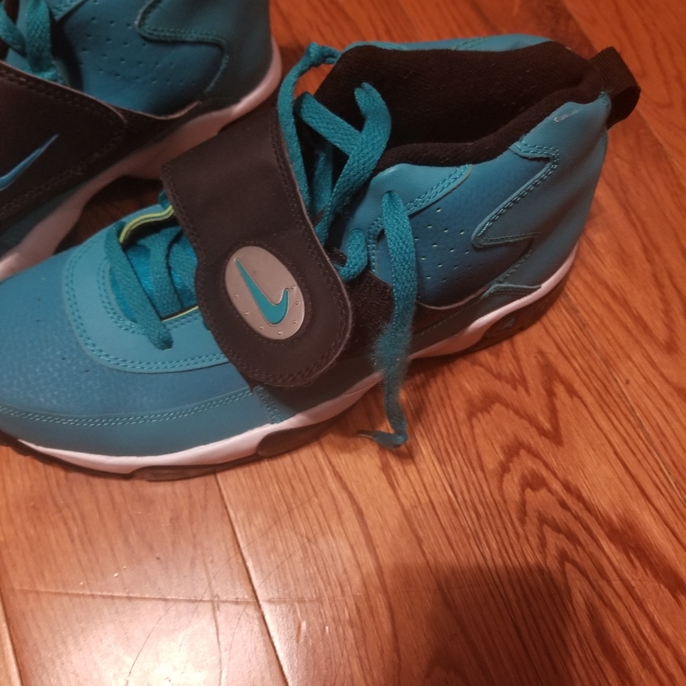 Nike - Picture 3 of 3